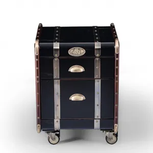 Luxus Schwarzer Nachttisch mit Messingriemen & Vintage Koffer-Design – Luxus Nachttisch Vorderansicht von Luxury Group International
