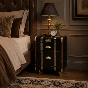 Luxus Schwarzer Nachttisch mit Messingriemen & Vintage Koffer-Design – Luxus Nachttisch Lifestyle-Ansicht von Luxury Group International