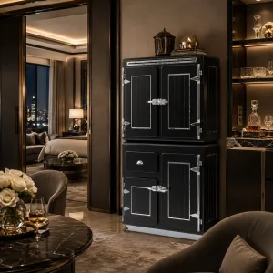 Mobile Contenitore di Design Nero di Lusso con Rifiniture in Metallo Cromato e Multiporta Vista lifestyle di Luxury Group International