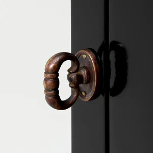 Luxus Schwarzer Glasvitrinenschrank mit Klassischem Architektonischem Rahmen – Luxus Hotelmöbel Detailansicht von Luxury Group International