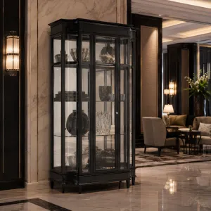 Luxus Schwarzer Glasvitrinenschrank mit Klassischem Architektonischem Rahmen – Luxus Hotelmöbel Lifestyle-Ansicht von Luxury Group International