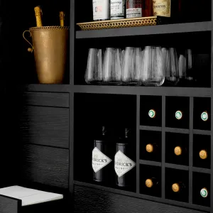 Luxus Schwarzer Glastür-Bar-Schrank mit Metallbasis – Luxus Hotelmöbel Innenansicht von Luxury Group International