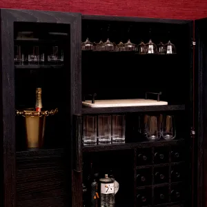 Luxus Schwarzer Glastür-Bar-Schrank mit Metallbasis – Luxus Hotelmöbel Innenansicht von Luxury Group International