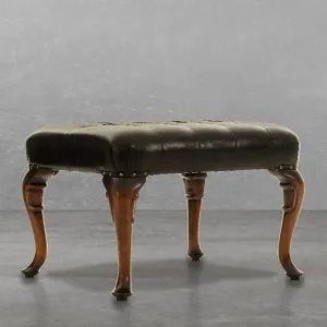 Luxus Barocker Hocker aus schwarzem Leder mit gesteppter Polsterung & geschnitzten Holzbeinen - Luxus Hocker Vorderansicht von Luxury Group International