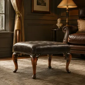 Luxus Barocker Hocker aus schwarzem Leder mit gesteppter Polsterung & geschnitzten Holzbeinen - Luxus Hocker Lifestyle-Ansicht von Luxury Group International