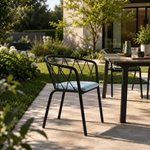 Luxus Schwarzer Metall-Außen-Esstisch-Sessel mit Geometrischer Drahtlehne Lifestyle-Ansicht von Luxury Group International