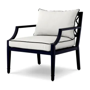 Luxuriöser schwarzer Outdoor-Sessel mit weißen Kissen – 68,5 cm – Luxus-Hotelmöbel Vorderansicht von Luxury Group International
