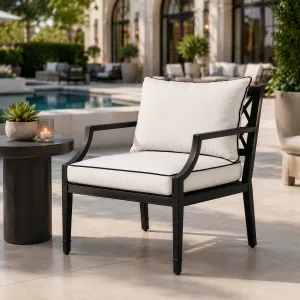 Luxuriöser schwarzer Outdoor-Sessel mit weißen Kissen – 68,5 cm – Luxus-Hotelmöbel Lifestyle-Ansicht von Luxury Group International