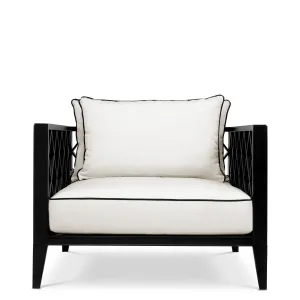 Luxuriöser schwarzer Outdoor-Sessel mit weißen Kissen – 96,5 cm – Luxus-Hotelmöbel Vorderansicht von Luxury Group International