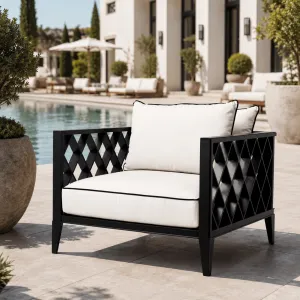 Luxuriöser schwarzer Outdoor-Sessel mit weißen Kissen – 96,5 cm – Luxus-Hotelmöbel Lifestyle-Ansicht von Luxury Group International