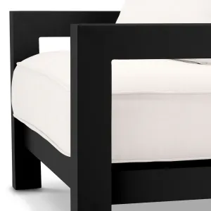 Luxuriöser schwarzer Lounge-Sessel für den Außenbereich mit weißen Kissen – 101 cm – Luxus-Hotelmöbel Detailansicht von Luxury Group International