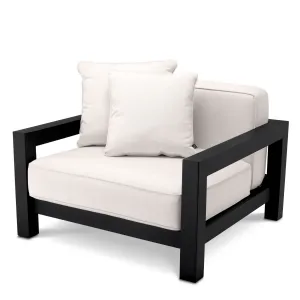 Luxuriöser schwarzer Lounge-Sessel für den Außenbereich mit weißen Kissen – 101 cm – Luxus-Hotelmöbel Vorderansicht von Luxury Group International