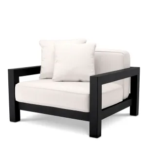 Luxuriöser schwarzer Lounge-Sessel für den Außenbereich mit weißen Kissen – 101 cm – Luxus-Hotelmöbel Vorderansicht von Luxury Group International