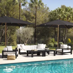 Luxuriöser schwarzer Lounge-Sessel für den Außenbereich mit weißen Kissen – 101 cm – Luxus-Hotelmöbel Lifestyle-Ansicht von Luxury Group International