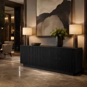 Luxus Schwarzes Sideboard mit Rillen und Vier Türen – Luxus Hotelmöbel Lifestyle-Ansicht von Luxury Group International