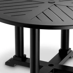 Luxuriöser schwarzer runder Outdoor-Esstisch mit geometrischer Lamellenplatte – Luxus Hotelmöbel Detailansicht von Luxury Group International