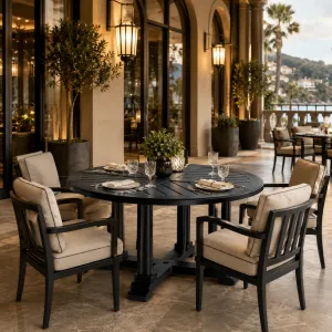 Luxuriöser schwarzer runder Outdoor-Esstisch mit geometrischer Lamellenplatte – Luxus Hotelmöbel Lifestyle-Ansicht von Luxury Group International