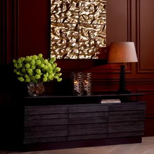 Luxus Schwarzes Sideboard mit Erhöhtem Oberen Regal & Mehrfach-Schubladenaufbewahrung – Luxus Hotelmöbel Lifestyle-Ansicht von Luxury Group International