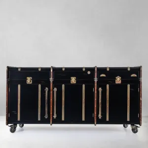 Luxus Schwarzes Aufbewahrungs-Sideboard mit genieteten Messingriemen & rollbarem Gestell – 3 Schubladen & Schränke Vorderansicht von Luxury Group International
