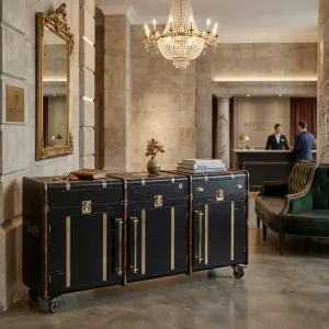 Luxus Schwarzes Aufbewahrungs-Sideboard mit genieteten Messingriemen & rollbarem Gestell – 3 Schubladen & Schränke Lifestyle-Ansicht von Luxury Group International