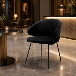 Silla de Comedor Tapizada Negra de Lujo con Respaldo Curvo y Estructura Metálica - Mobiliario de Hotel de Lujo Vista lifestyle por Luxury Group International