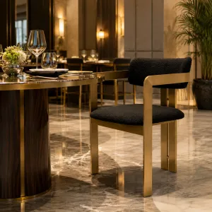 Chaise de Salle à Manger Luxueuse Noire Rembourrée avec Structure Métallique Dorée - Mobilier d'Hôtel de Luxe Vue lifestyle par Luxury Group International