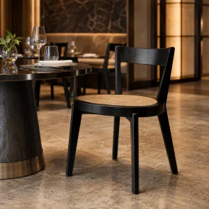 Luxus Esszimmerstuhl aus schwarzem Holz mit natürlichem Korbsitz – Luxus Hotelmöbel Lifestyle-Ansicht von Luxury Group International