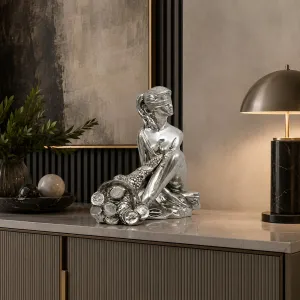 Escultura de Bronce de la Dama de la Fortuna con Venda y Cornucopia de Lujo Vista lifestyle por Luxury Group International