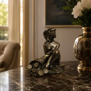 Escultura de Bronce de la Dama de la Fortuna con Venda y Cornucopia de Lujo Vista lifestyle por Luxury Group International