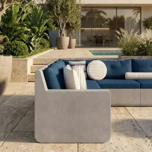 Sofá de Exterior en Forma de L de Concreto Azul de Lujo con Tapicería de Tela - Muebles Modernos Vista lifestyle por Luxury Group International