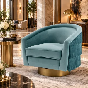 Luxuriöser Sessel aus blauem Samt mit Fransenverzierung und goldenem Fuß – 84 cm – Luxus-Hotelmöbel Lifestyle-Ansicht von Luxury Group International