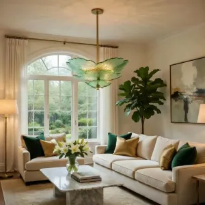 Lampada da Soffitto di Lusso con Foglie in Vetro Verde Botanico e Struttura in Ottone Spazzolato Vista lifestyle di Luxury Group International