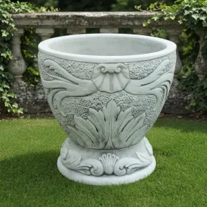 Macetero de Jardín con Relieve Botánico de Lujo y Detalles de Volutas de Acanto - Maceteros de Lujo Vista lifestyle por Luxury Group International