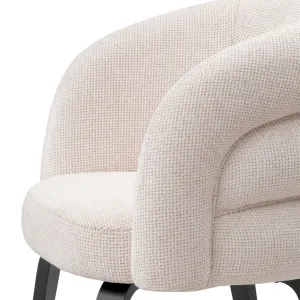 Sillón Bouclé Crema con Respaldo Curvo y Patas de Metal Negro - Mobiliario de Lujo para Hoteles Vista detalle por Luxury Group International