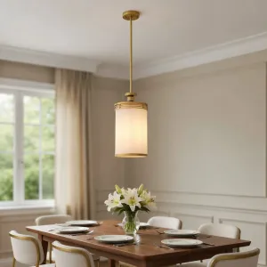Lampada a Sospensione Cilindrica in Ottone di Lusso – Lampada da Soffitto Moderna con Vetro Satinato Vista lifestyle di Luxury Group International