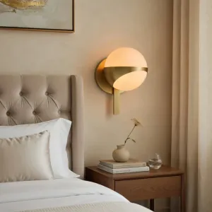 Luxus Messing Globus Wandleuchte mit Mattiertem Glasschirm Seitenansicht von Luxury Group International