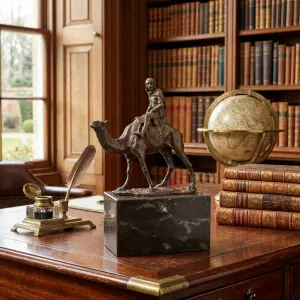 Sculpture de chameau en bronze de luxe avec cavalier Vue lifestyle par Luxury Group International