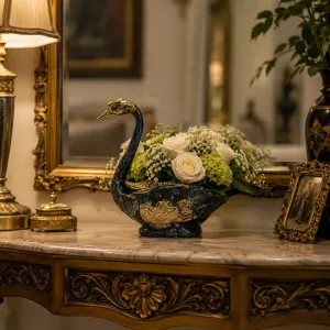 Luxus Bronze Enten-Blumenvase mit Skulpturiertem Gefieder & Durchbrochenem Blumenhalter – Luxus Vasen Lifestyle-Ansicht von Luxury Group International