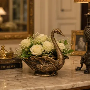 Luxus Bronze Enten-Blumenvase mit Skulpturiertem Gefieder & Durchbrochenem Blumenhalter – Luxus Vasen Lifestyle-Ansicht von Luxury Group International
