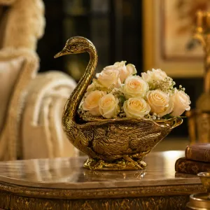 Luxus Bronze Enten-Blumenvase mit Skulpturiertem Gefieder & Durchbrochenem Blumenhalter – Luxus Vasen Lifestyle-Ansicht von Luxury Group International