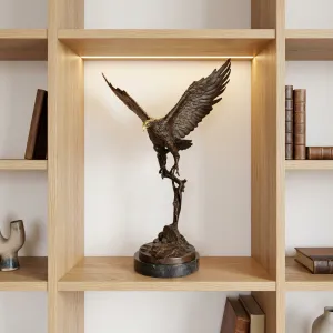 Sculpture d'Aigle en Bronze de Luxe en Vol Vue lifestyle par Luxury Group International