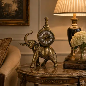 Escultura de Elefante de Bronce de Lujo con Reloj de Esfera de Números Romanos - Figura de Bronce de Lujo Vista lifestyle por Luxury Group International