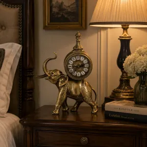 Escultura de Elefante de Bronce de Lujo con Reloj de Esfera de Números Romanos - Figura de Bronce de Lujo Vista lifestyle por Luxury Group International