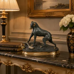 Luxus Bronze Jagdhund mit Kaninchen Skulptur in drei verschiedenen Ausführungen Lifestyle-Ansicht von Luxury Group International