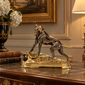 Luxus Bronze Jagdhund mit Kaninchen Skulptur in drei verschiedenen Ausführungen Lifestyle-Ansicht von Luxury Group International