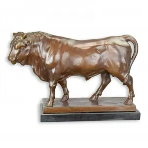 Sculpture de Taureau Majestueux en Bronze de Luxe Vue de face par Luxury Group International