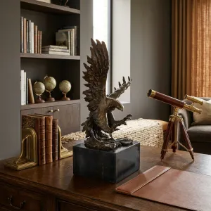 Sculpture Majestueuse d'Aigle en Bronze de Luxe Vue lifestyle par Luxury Group International