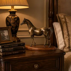 Sculpture Équestre en Bronze de Luxe sur Socle en Bois Poli - Figurine en Bronze de Luxe Vue lifestyle par Luxury Group International