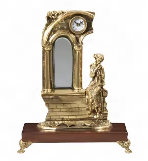 Luxus-Bronze-Tischuhr mit barockem Torbogen und sitzender Damenfigur auf Holzsockel Vorderansicht von Luxury Group International