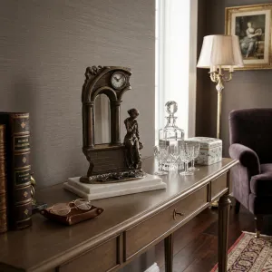 Luxus-Bronze-Tischuhr mit barockem Torbogen und sitzender Dame auf Marmorsockel Lifestyle-Ansicht von Luxury Group International
